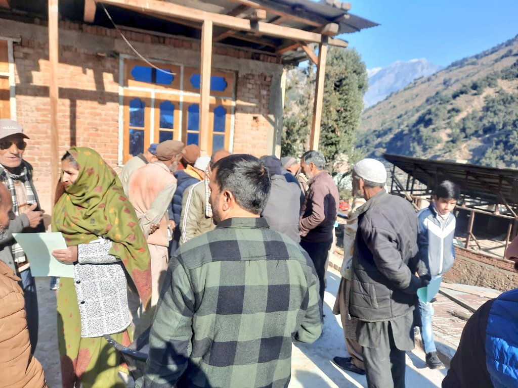 DICKishtwar's tweet photo. #goodgovernanceweek22
#PrashasanGaonKiAur
e-Jamabandi been accessed by landowners in Village Mulchiter Tehsil Mughalmaidan as part of DILRMP "AAPKI ZAMEEN AAPKI NIGRANI"
Beneficiaries getting access to land record/affidavits attested
@diprjk
@dckishtwar
@Devansh_IAS https://t.co/5csW4Wwu4M