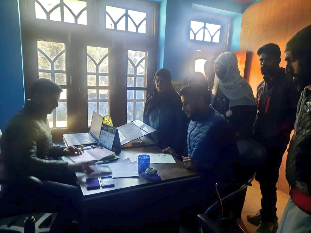 DICKishtwar's tweet photo. #goodgovernanceweek22
#PrashasanGaonKiAur
e-Jamabandi been accessed by landowners in Village Mulchiter Tehsil Mughalmaidan as part of DILRMP "AAPKI ZAMEEN AAPKI NIGRANI"
Beneficiaries getting access to land record/affidavits attested
@diprjk
@dckishtwar
@Devansh_IAS https://t.co/5csW4Wwu4M