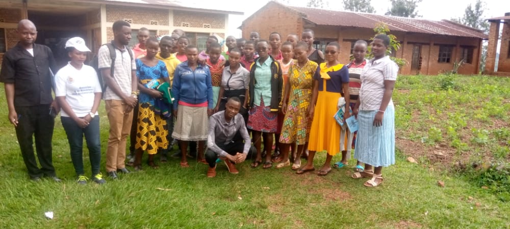 NIYONKURUPatr11's tweet photo. #GIHETA /#CNJB. Les Étudiants réunis dans l'Association des Étudiants Ressortissants de la Commune Giheta;#AERCOGI ont organisé une descente sur terrain dans les 3 zones de la commune Giheta dans le but d'échange avec les élèves afin de trouver les causes d'abandon scolaire. https://t.co/TInpS5QpSt