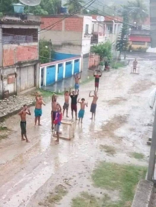 oficialmanualjr's tweet photo. - Dribles humilhantes;
- Vizinhas bravas;
- Bolada no portão;
- 10 min ou 2 gols;
- time contra a rua de baixo, valendo um refrigerante;
- Não parava nem na chuva ou no sol escaldante;
- Tampão do dedo arrancado.

SÓ QUEM VIVEU ISSO SABE DO QUE EU TO FALANDO! https://t.co/SFsBGM1c7R