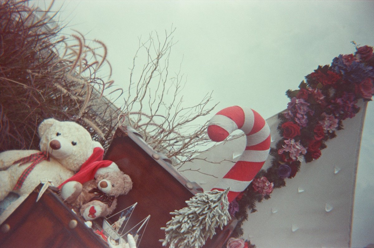 nuo2x2's tweet photo. feeling a bit #oldfashioned + #retro this #ChristmasEve , so yeah, maybe some old fashioned shot? #filmphotography #ishootfilm #expiredbutshot #filmphotography #smena35 #lomo #lomography #plasticlens #Christmas2022 #Boen #streetphotography #tistheseason #nuo2x2 #nuo2x2toycam https://t.co/Z5M21m1iVS