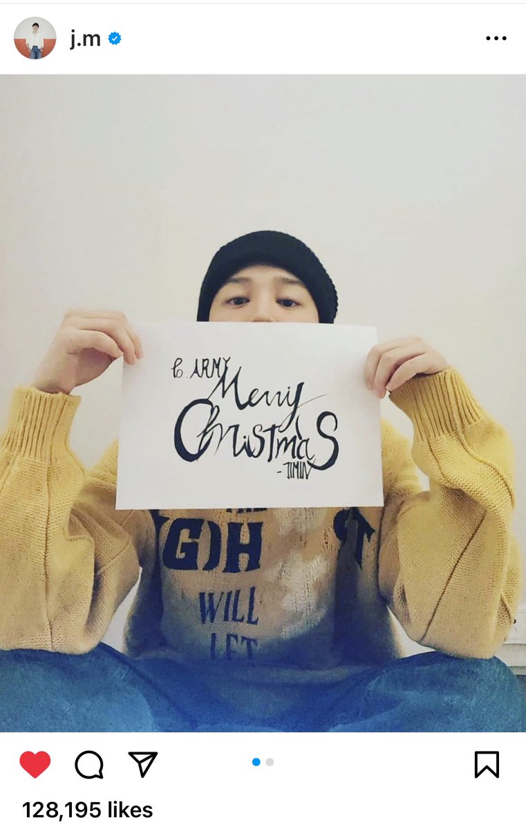 btstranslation7's tweet photo. instagram 221224 | j.m

1. picture of jimin holding up the handwritten message (wearing jeans, a yellow sweater, and a black beanie)
the message reads: "To. ARMY, Merry Christmas - JIMIN"

2. jimin waving and making a surprised expression from above the paper https://t.co/216mcwZRhR