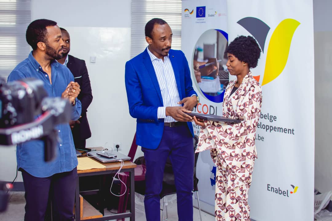Enabel_en_RDC's tweet photo. #Resicodi🤝#kda243
Remise de prix aux 5 meilleurs apprenants de l'atelier d'initiation au codage informatique qui avait pour but la conception d'un site internet réactif et efficace pour le CFP Don Bosco de #Masina.
#jointimplementation #D4Dhub #BMZ #Digitalskills https://t.co/2DHg66KzTU