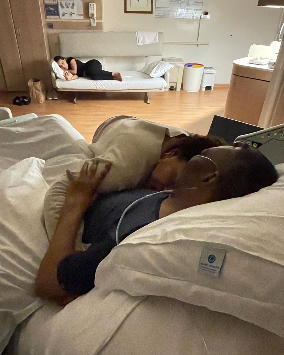 enconcretonoti's tweet photo. #Deportes ⚽"Seguimos aquí, en la lucha y en la fe. Una noche más juntos" 

La imagen y el mensaje que compartió hace minutos Kely Nascimento, hija de Pele 🙏

#fuerza #Pelé #Buenavibra #Imagen #brazil https://t.co/eQpamKfyfm