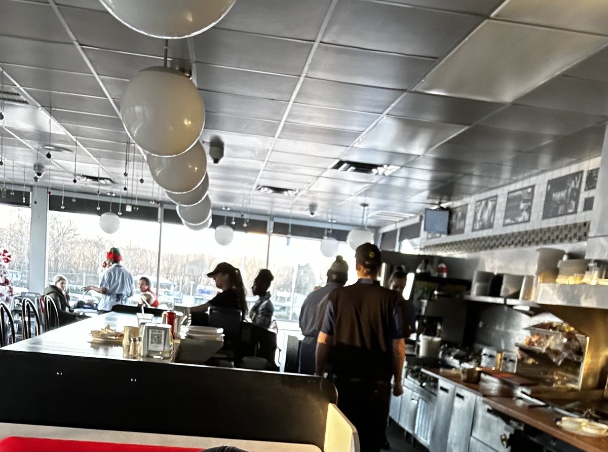 lonniespivak's tweet photo. Power just went out at #wafflehouse. #rollingblackouts #tva #nespower https://t.co/R5zdOtBupZ
