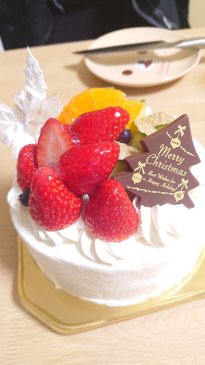 今年は旦那さんチョイスのクリスマスケーキ！
新宿高野でした✨2人で食べるにはなかなかお高めなケーキ。さすがの美味しさでした😋
明日は念願のクリスマスディナー楽しみ💓💓