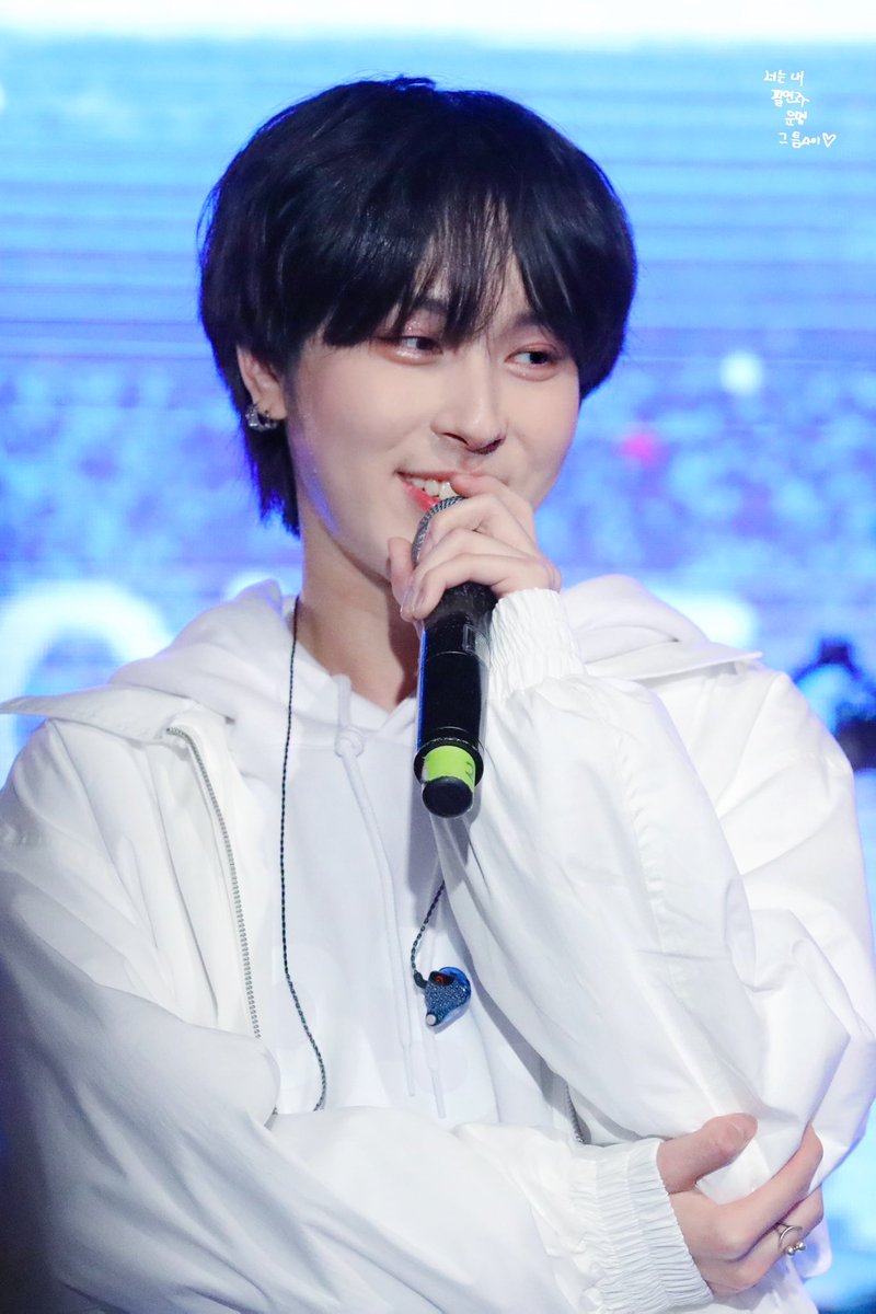 Bluest_We's tweet photo. 221224 ONE day in the WEnter Pre. 

#ONEWE #원위 #CyA #키아 https://t.co/HwPZHw7ueC
