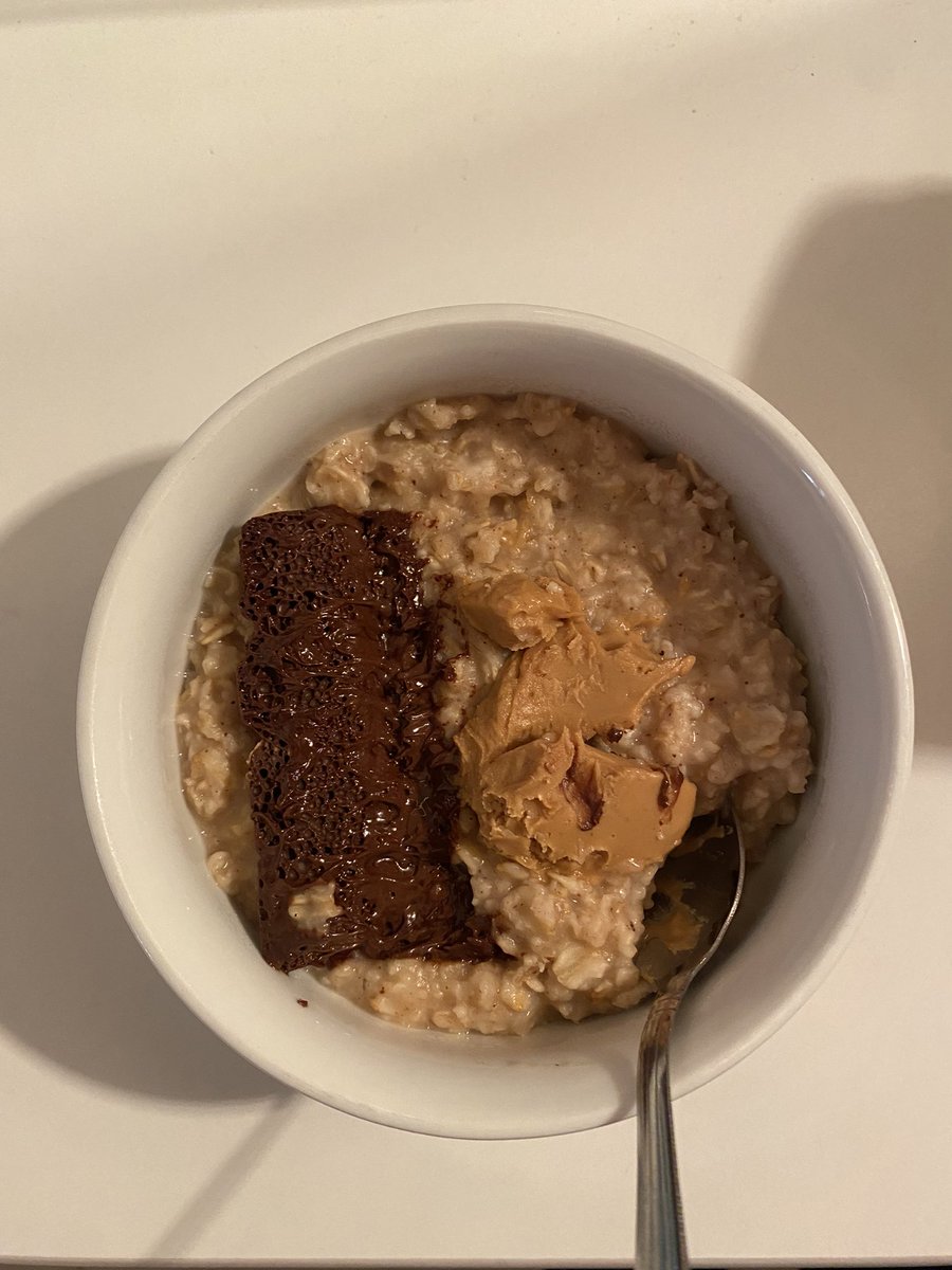 FiitLady's tweet photo. الوجبة اللي احب ابدا يومي فيها

شوفان ودارك تشوكلت وزبدة فول سوداني😍😋
353 Cal https://t.co/s9xpN0NIR3