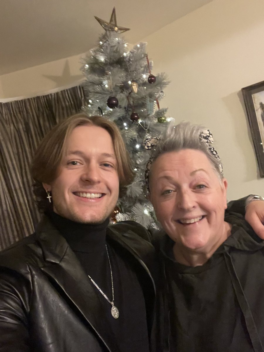 merry christmas from me and my mum!! 👩‍👦🎄💙

thanks so much for all of your continued support, it means the world!! 🙏🏻

liinks.co/jordanrabjohn 👈🏻 click here to stream our music x

<a href="/KatieRaeBears/">Katherine Hallam</a>