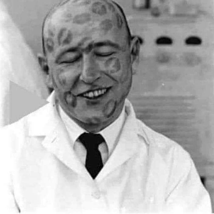 S6Sriyadh's tweet photo. عامل في مصنع احمر الشفاه عام 1952 عمله الوحيد هو أن يخضع للقبلات بشكل يومي لإختبارات ثبات المنتج..
هاذي الوظيفه الممتازه 😘🤪😂 https://t.co/M2MIVTh4D9