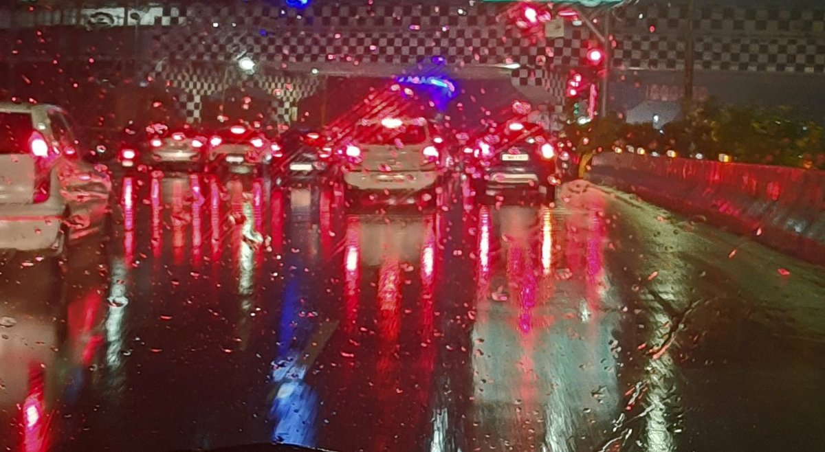 Madhumathi_Inks's tweet photo. When light plays with the rain...
The rain blooms as art... 😇
#ChennaiRains #Rain #Chennai #Photography #RainPhotography #Pluviophile #reflections #LanguageOfColors #AllThingsRed #Raindrops #StreetsOfChennai #AllThingsChennai https://t.co/JXcTPQkGZp