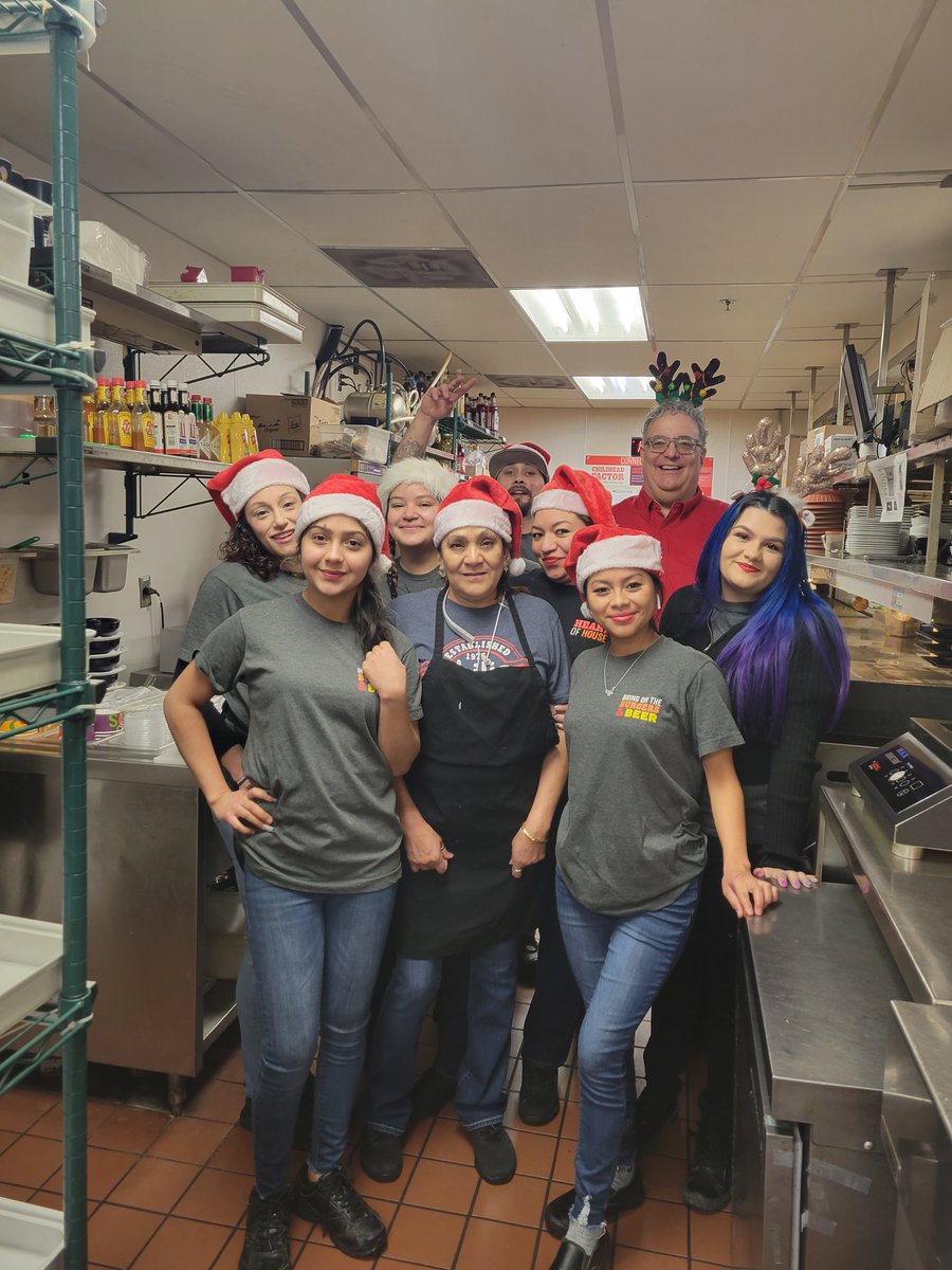 Robcinsf's tweet photo. Happy Holidays from Chili's Santa Fe.  #chilislove @tjposthuma @Mikwhittington @JoeSing50728300 @JBarraza6 @Uhmall https://t.co/LSflJHxlu3
