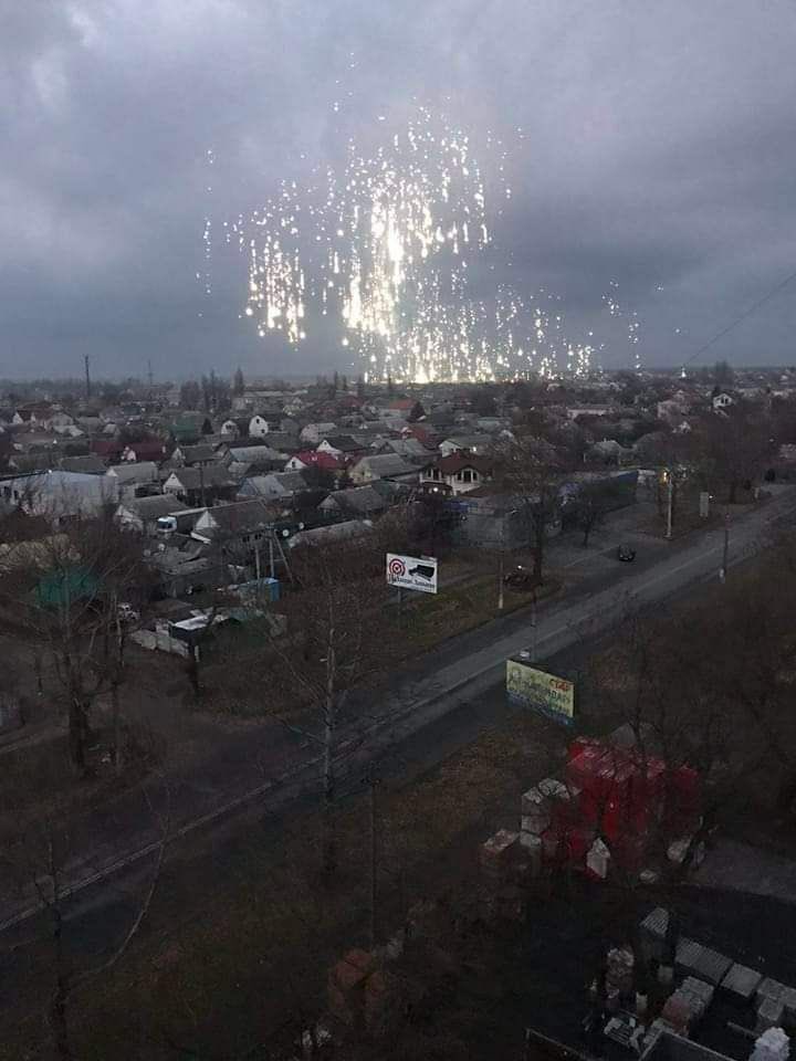 walter_report's tweet image. Christmas in Kherson:

russians launch white phosphorus cluster munitions at residential areas, targeting civilians in the Ukrainian city.

#Ukraine
