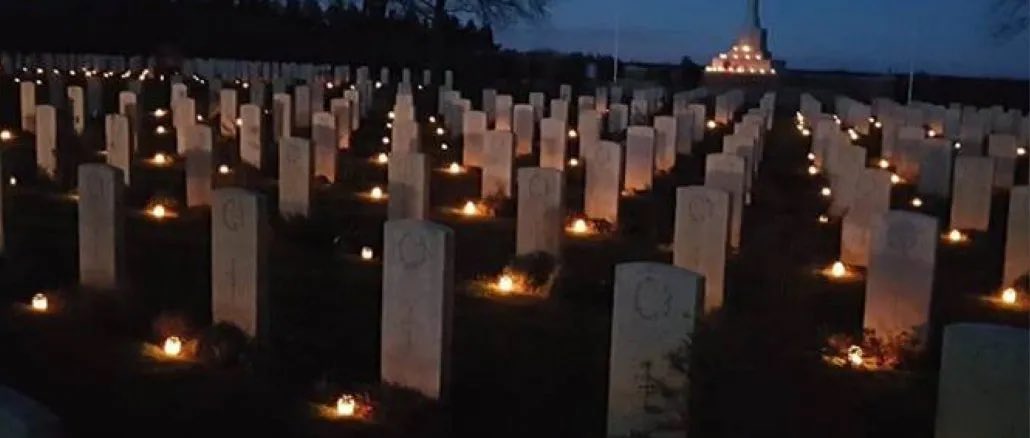 On December 24, #ChristmasEve throughout the Netherlands, candles are placed on the war graves and lit. This is in respect for the Allies who liberated the Netherlands during the Second World War. More than 350 cemeteries in the Netherlands participate in this initiative. 🕯