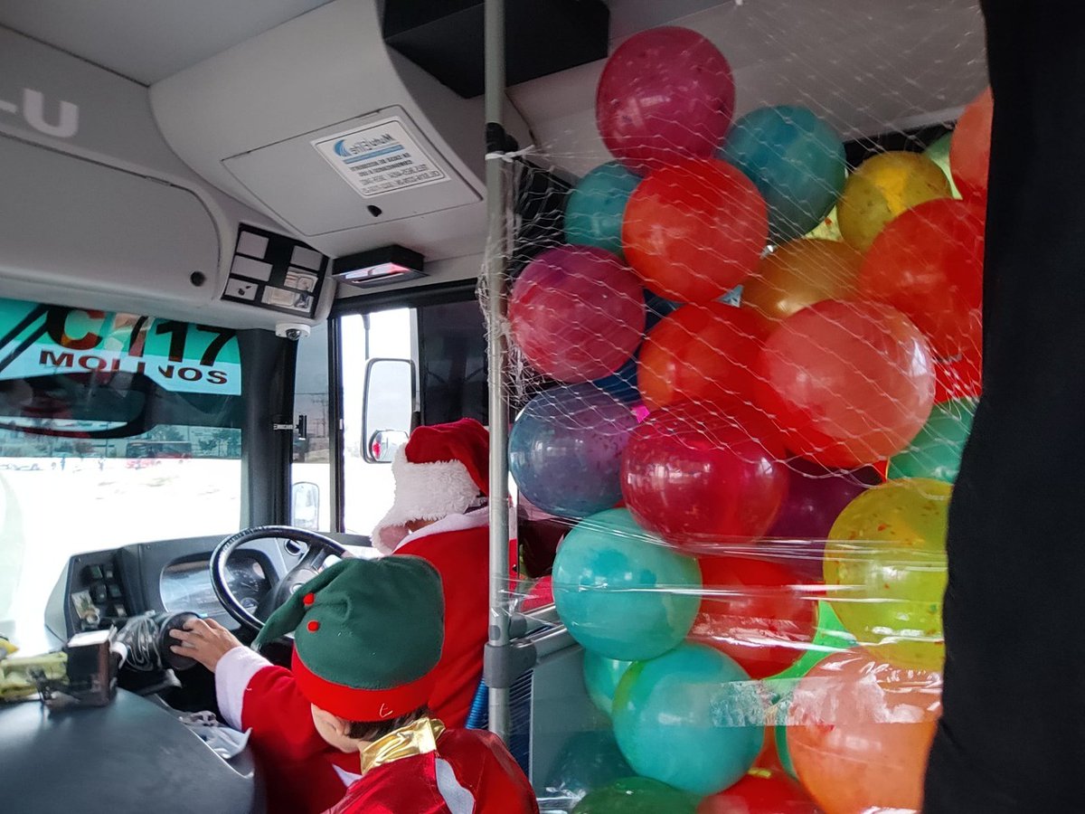 Trafico_ZMG's tweet photo. #LaImagenDelDia Camionero de la ruta C-117 se vistió de santa para regalar pelotas a los niños que abordan la unidad ❤️ https://t.co/fb0B5iPa9D