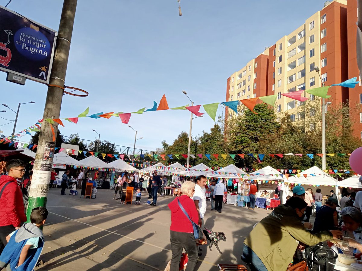 AlcaldiaBunidos's tweet photo. Durante la temporada de navidad y en el marco del proyecto 2038 "Acuerdos con comunidad" la Alcaldía Local de Barrios Unidos realizó varias ferias navideñas donde vivimos un viaje a través de diferentes artes como la música, la danza y el teatro, trayectos que logramos recorrer⬇️ https://t.co/C1SnXFIC0G