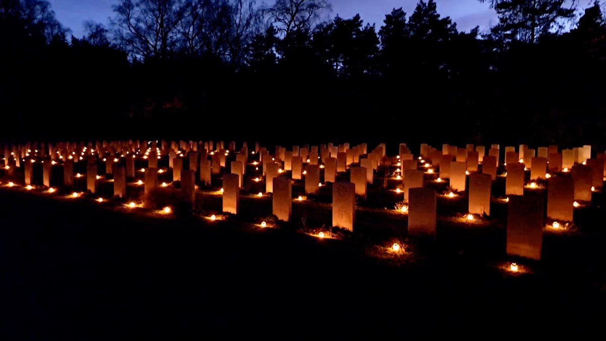 AmbCanNL's tweet photo. Chaque veille de Noël, le cimetière de #Holten est transformé. Une mer de bougies placées par des enfants de la communauté rend hommage aux soldats tombés 🇨🇦 🕯️ [1/2] https://t.co/JxlNdfxwyf