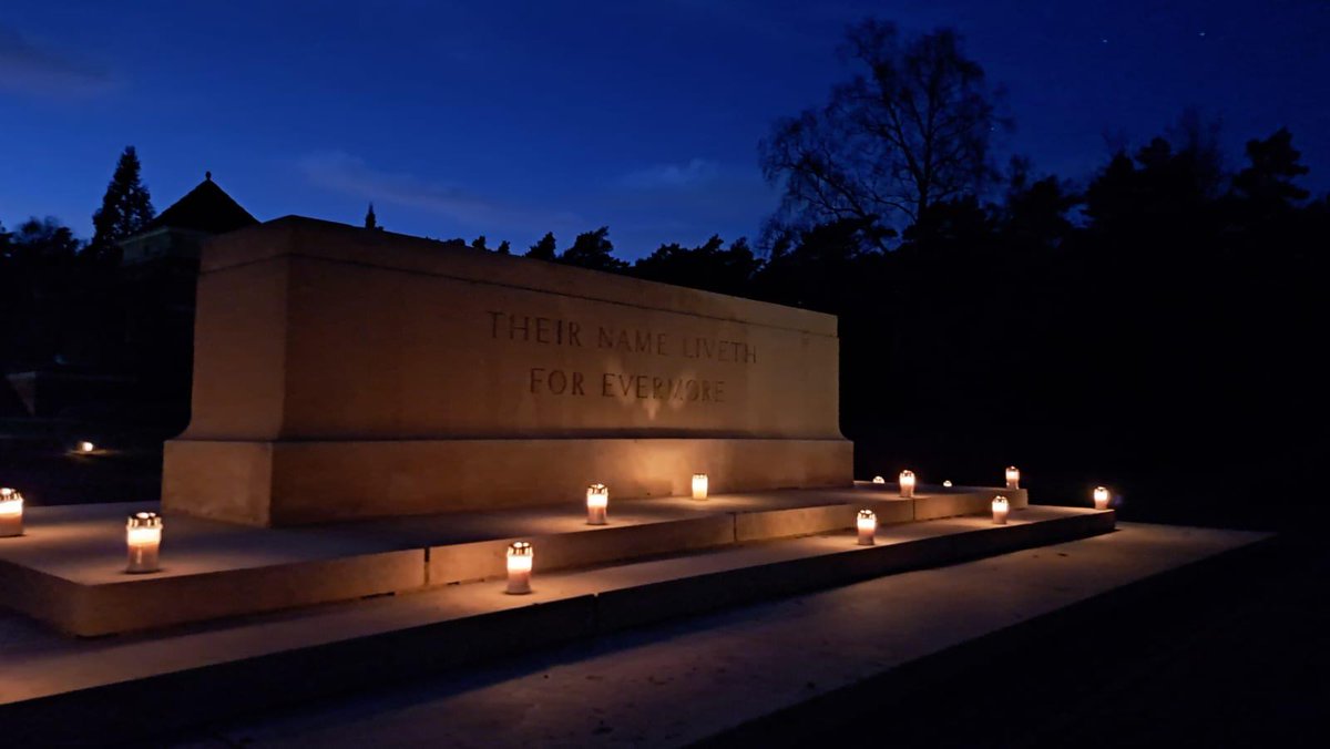 AmbCanNL's tweet photo. Chaque veille de Noël, le cimetière de #Holten est transformé. Une mer de bougies placées par des enfants de la communauté rend hommage aux soldats tombés 🇨🇦 🕯️ [1/2] https://t.co/JxlNdfxwyf