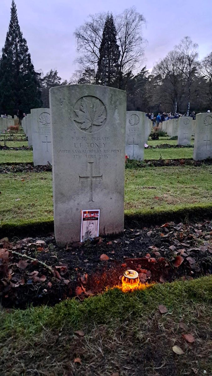 Chaque veille de Noël, le cimetière de #Holten est transformé. Une mer de bougies placées par des enfants de la communauté rend hommage aux soldats tombés 🇨🇦 🕯️ [1/2]