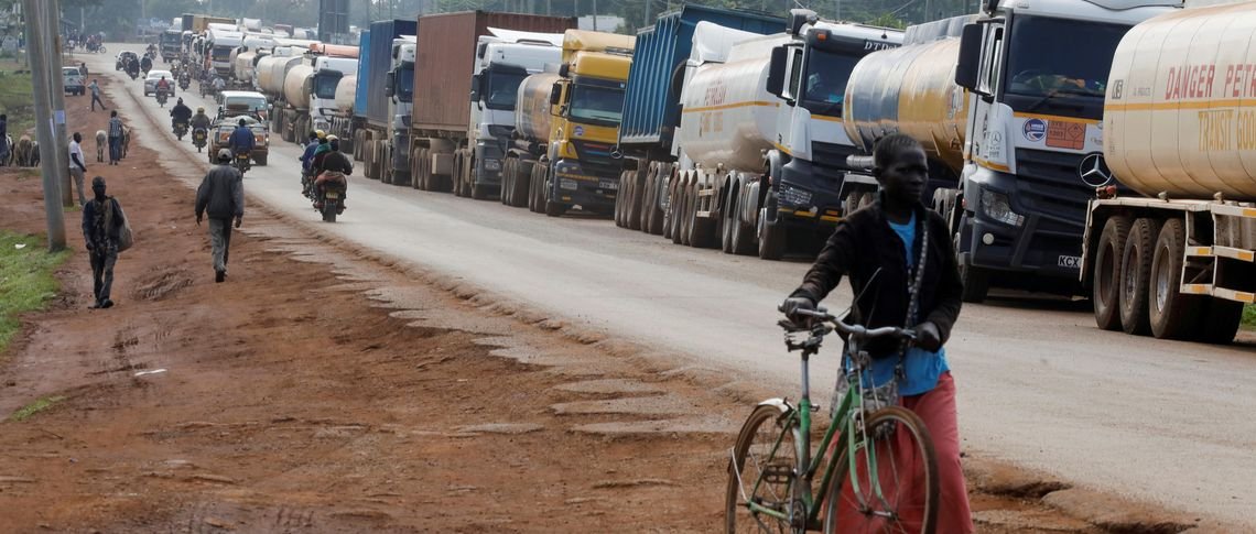 africaupdates's tweet photo. The chaos on Kenya🇰🇪's major Intra County highways🛣️ from its capital city Nairobi this holiday week, shows why Kenya's most important highways especially the Mombasa to Malaba (Uganda🇺🇬 border) highway that serves several countries should be expanded and dualized urgently. https://t.co/T99Kvz4ncn