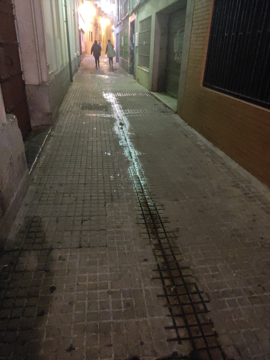 poty1982's tweet photo. Veis normal la calle llena de pis , y que esté en la calle del gran teatro, q es en pleno centro!
Y que hagan pis delante de la gente que pasa, niños incluidos, y se rían...
Y luego no se limpia está calle completa. ES ASQUERESO y @sadecocordoba , @ayuncordoba_es, no hacen nada https://t.co/XFhcgVVwgc