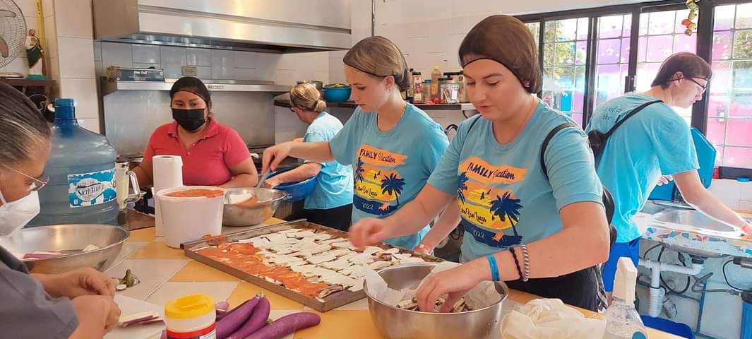 FundacionSolmar's tweet photo. Una maravillosa mañana con la familia Weins, que se ofreció hacer voluntariado en Los niños del capitán.

Pasar un día de sus vacaciones ayudando a otros, habla de sus grandes y bellos corazones

Limpiamos, cocinamos, jugamos y la pasamos genial.

¡Muchísimas gracias! https://t.co/FX6CRXKG39