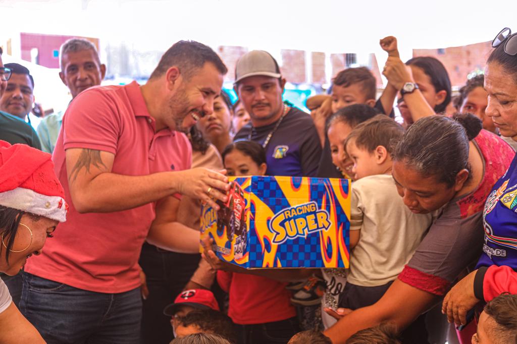 RT <a href="/anzoateguigob/">Gobierno Bolivariano de Anzoátegui</a>: #24Dic| La navidad llegó a cinco Comunas del municipio #Sotillo con la entrega de más de 1️⃣2️⃣0️⃣0️⃣ juguetes de manos del gobernador <a href="/luismarcanos/">Luis Marcano</a> en compañía del alcalde <a href="/NmNelsonMoreno/">Nelson Moreno M</a> y demás directores del ejecutivo regional.