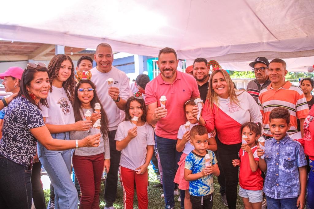 mayo_vzla's tweet photo. RT @anzoateguigob: #24Dic| La navidad llegó a cinco Comunas del municipio #Sotillo con la entrega de más de 1️⃣2️⃣0️⃣0️⃣ juguetes de manos del gobernador @luismarcanos en compañía del alcalde @NmNelsonMoreno y demás directores del ejecutivo regional. https://t.co/l0thcGUjnQ