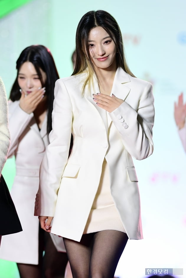 Halujee1's tweet photo. @realfromis_9
#LeeSaerom #Saerom #이새롬 #fromis_9 #프로미스나인
#WelcomeBackCaptain
#WelcomeBackSaerom
#fromis_9atSBSGayo https://t.co/RV0i3EujB2