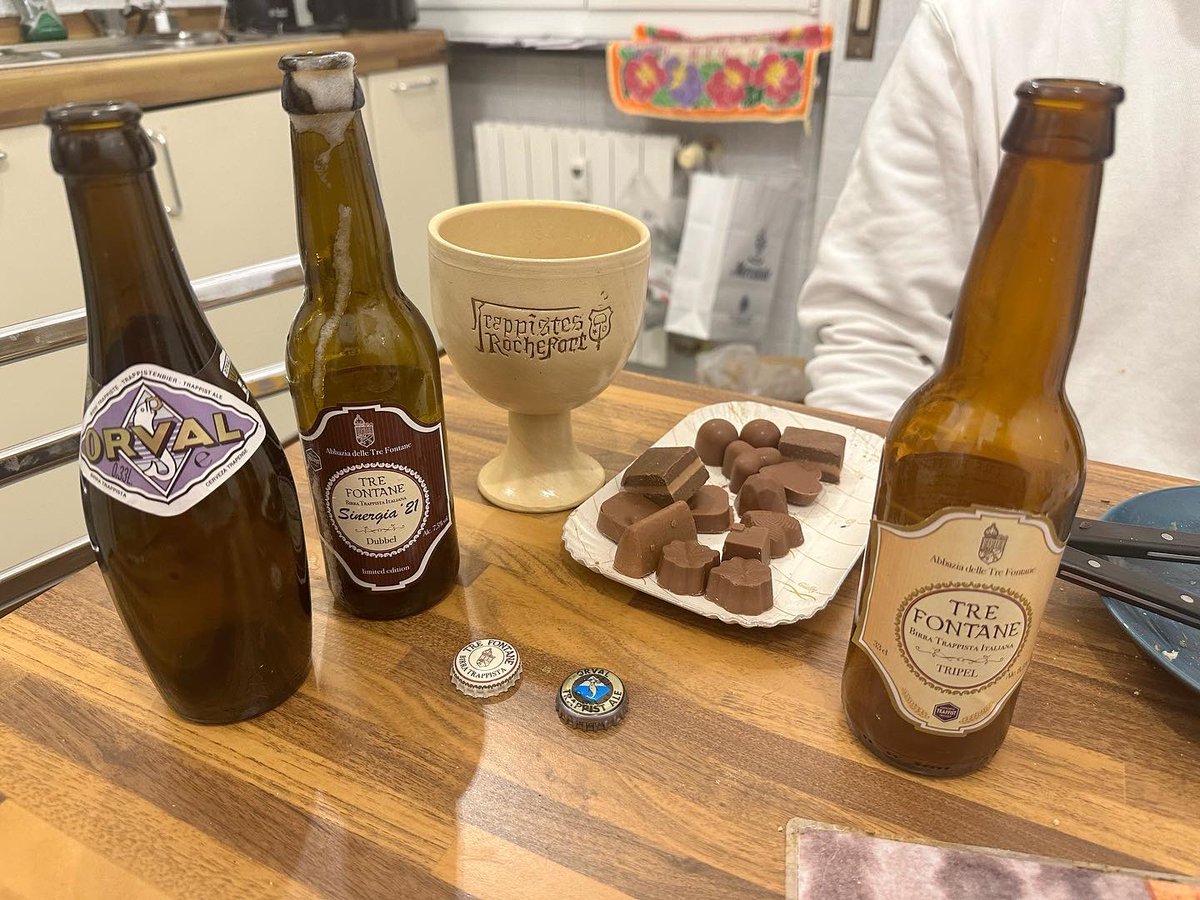 paolopasquale's tweet photo. Bere una selezione di #birre #trappiste Italiane della Abbazia Tre Fontane di Roma con la mitica #Orval la sera di #Natale vale più di tutto quello che possiedo…🎅🏻🎄❤️🍺
#Xmas #felicita #happiness #trappistbeer #beer #birra #xmasbeer https://t.co/ifh64TBri1