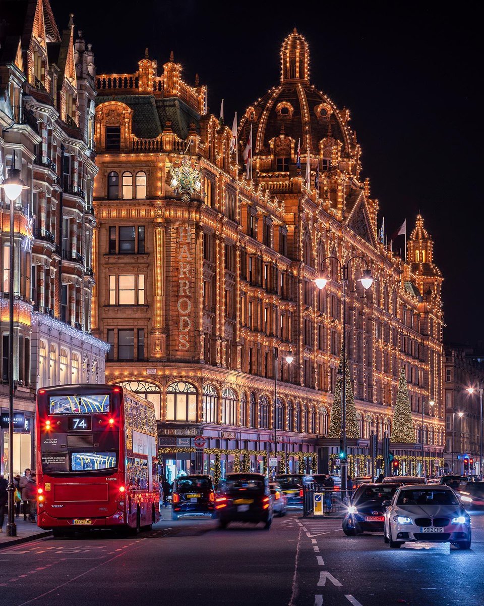 “Last-minute shopping” 🎁 #Harrods #BromptonRoad #London #UK ⁦<a href="/Harrods/">Harrods</a>⁩ ⁦<a href="/visitlondon/">Visit London</a>⁩ ⁦<a href="/londonpopbox/">Londonpop</a>⁩ ⁦🇬🇧 #VisitLondon #Christmas2022 #festiveseason #lights #colours #iconic #architecture #beautiful #city #photography by 📸: <a href="/antbuchet/">Antoine Buchet</a> | IG #LetsDoLondon 🤩