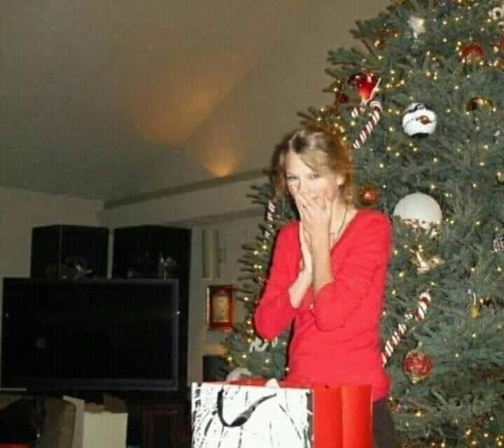 PepeCalls's tweet photo. Yo recibiendo el regalo que obtuve a base de chantajes, exigencias y amenazas https://t.co/UxmyMUpS9i