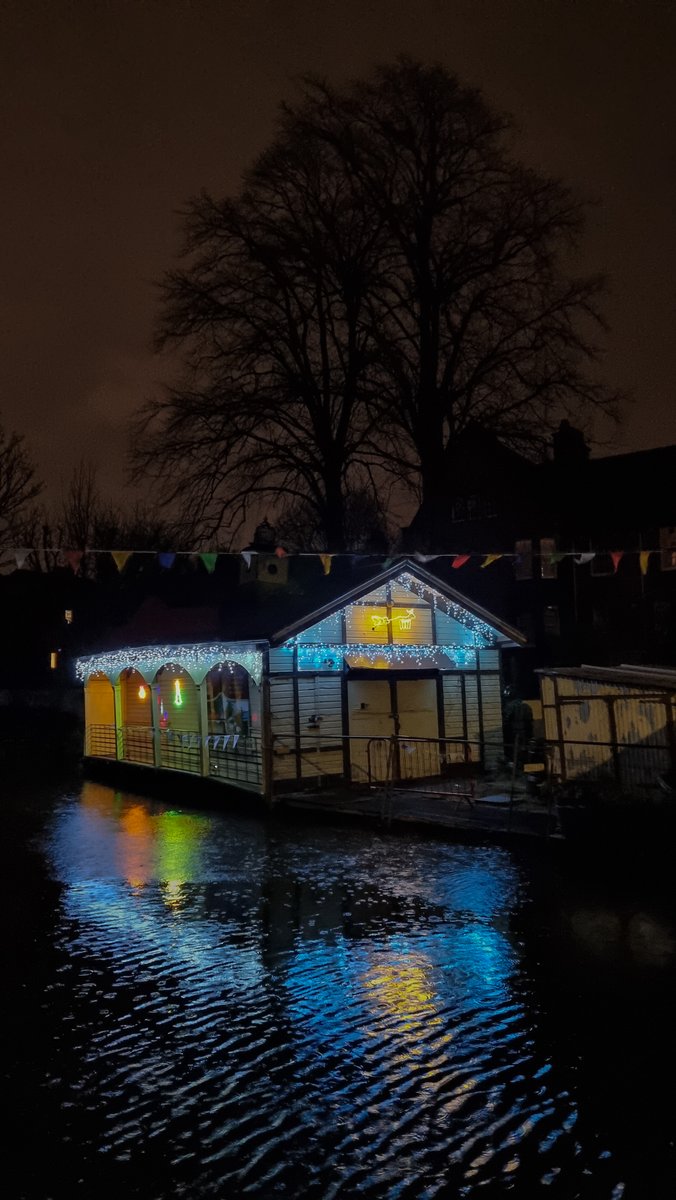 #UnionCanal Boathouse #ChristmasLights 
@EdinburghUCS
 #edinphoto