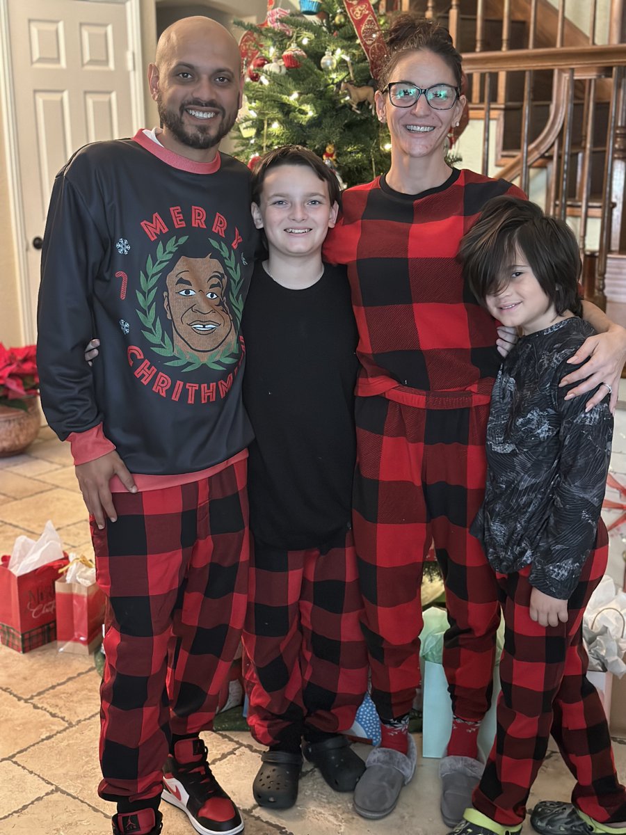 ds0uz's tweet photo. #FromOursToYours 🎄

extra pic of baby Kev in the bg 😂 #RIPHair https://t.co/UDCiff0cb3