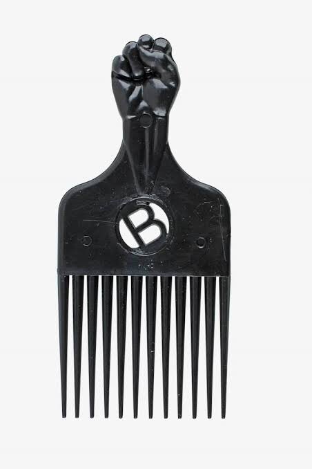 We grew up with this comb, but did you know the handle is a Black Power Salute? It was designed in the 1970’s right after African hair became a symbol of rebellion during the Civil Right’s Movement. 🦾