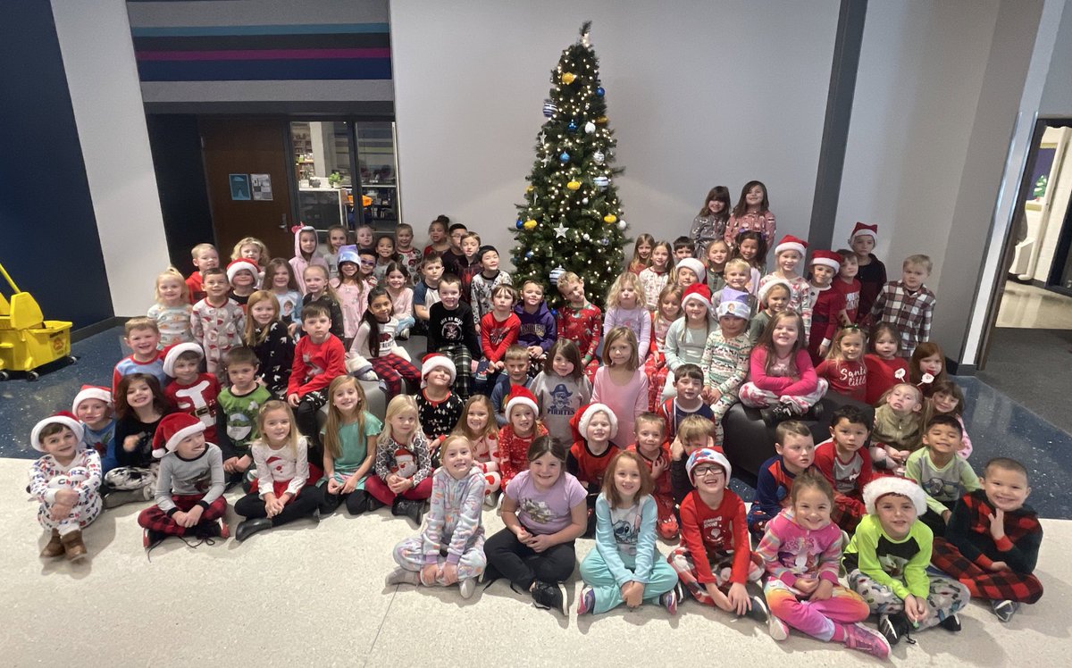 KrambeerKinders's tweet photo. Happy Holidays from the Hudson Kindergarten Class 🎄 #hudsonschools #meetingourdestiny https://t.co/qR9gCdHVLD
