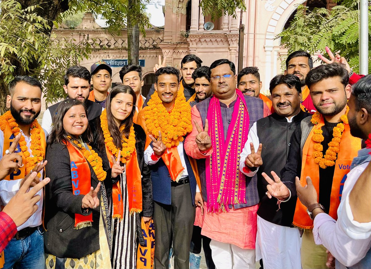 iManojNikhra's tweet photo. DAV PG कालेज देहरादून में ABVP की भारी मतों से जीत
दयाल बिस्ट बने छात्रसंघ अध्यक्ष
विविधा चौहान बनी कोषाध्यक्ष,एवं मयंक नेगी बने सहसचिव https://t.co/VSFYvjFNYW
