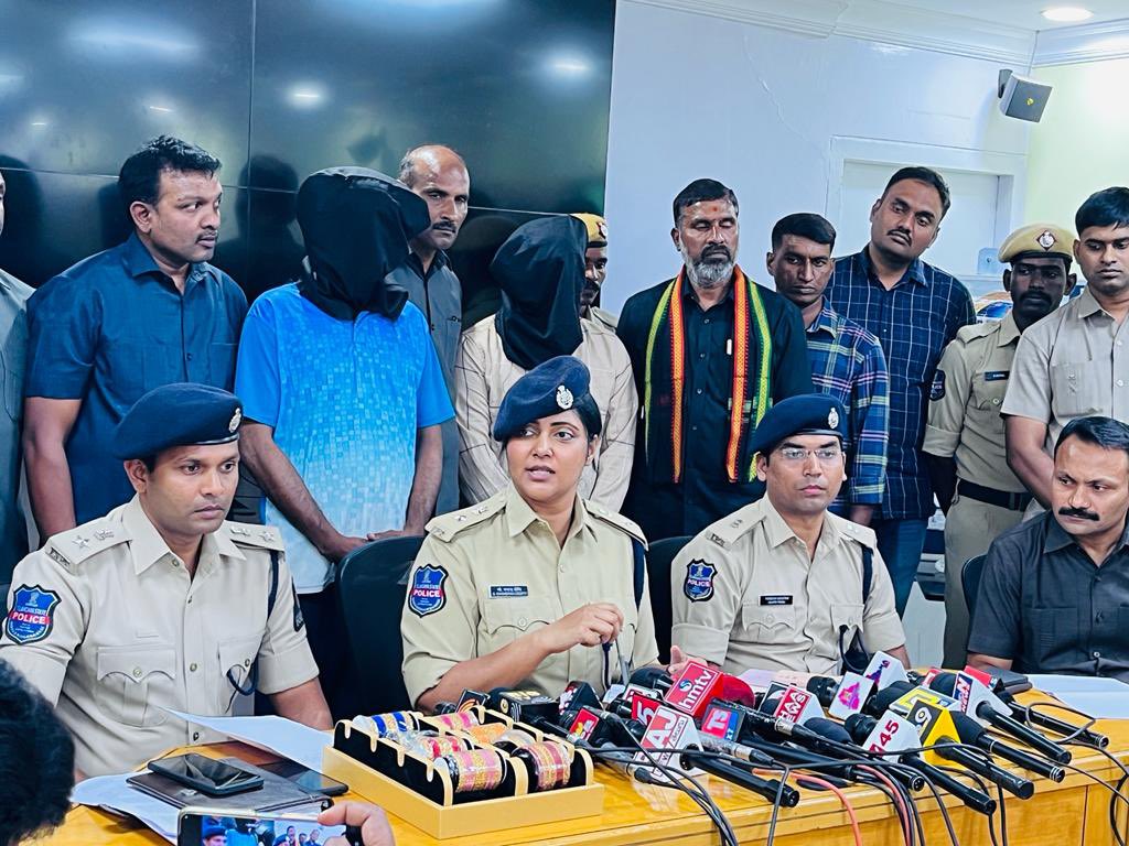 hydcitypolice's tweet photo. The sleuths of the Hyderabad Narcotic Enforcement Wing (H-NEW), along with Begumpet Police, apprehended 2 international drug transporters. who were found in illegal possession of controlled substances under Begumpet PS limits.
(1/2) https://t.co/Z4W7mGmOSv