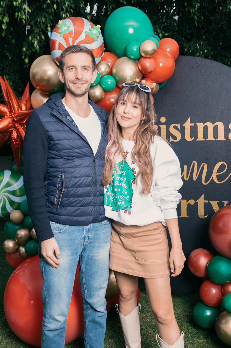 rodrigosaval's tweet photo. Mi futura esposa @soypaulinagoto (😍) y yo les deseamos una muy ¡Feliz Navidad 🎄🎅🏽! Qué disfruten mucho y reciban de nuestra parte muy buenos deseos y bendiciones 🙌 https://t.co/qEEIxMVuk1