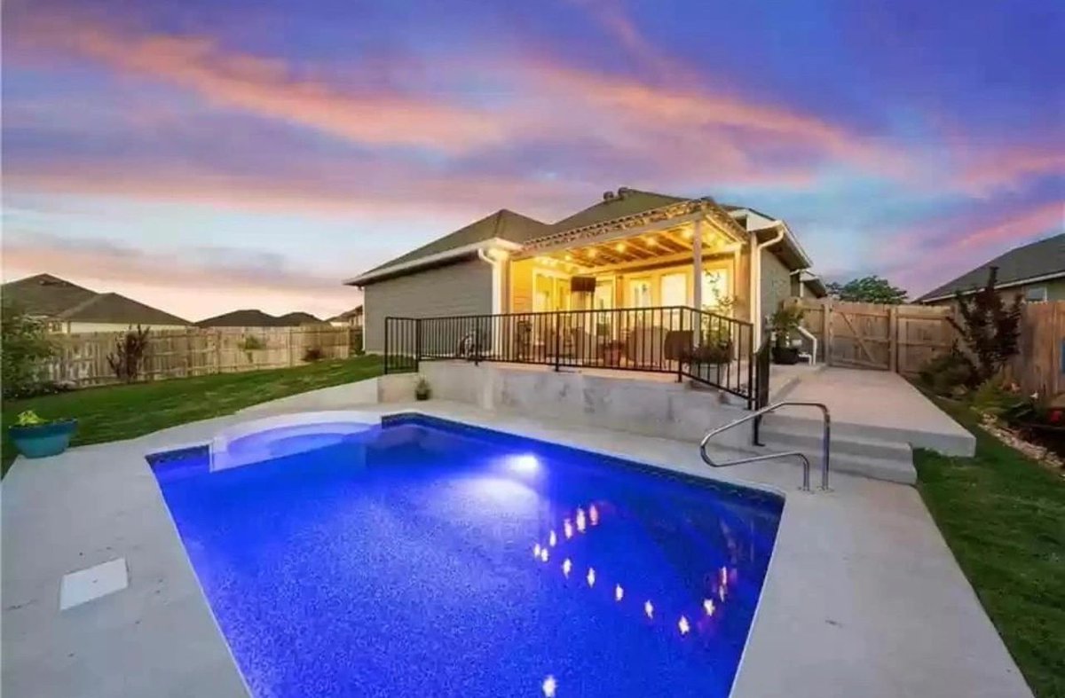 duke_machado's tweet image. Check out our latest blog post to learn more about the cost of building a new pool and the differences between basic, deluxe, and premium pool packages. #swimmingpool  #poolcost #pooldesign #veteranowned #TexasSunshinePools #dreampool #backyardoasis"

texassunshinepools.com/blog/f/cost-of…