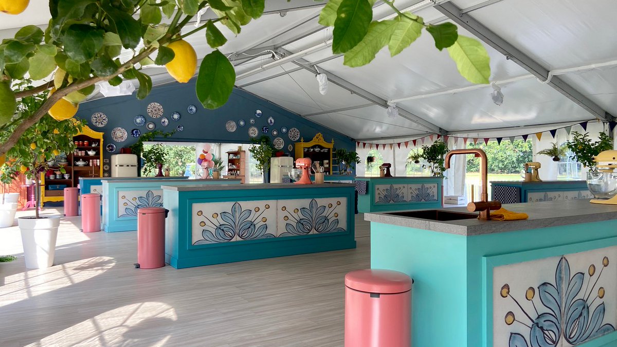 KookFans_nl's tweet photo. 🍰  Lach jij je ook suf om alle tweets over #HHB ? Hier lees je de leukste tweets van de vorige aflevering: https://t.co/mS8rblyhIR  #HeelHollandBakt https://t.co/OlqgVsvWhh
