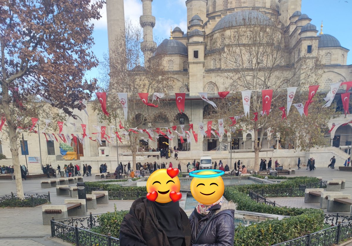 "Dağ daga kavusmaz, insan insana kavuşur" demisler.

Yıllar sonra ilk buluşma 🥰
Rabbim dostluğumuzu gönül bağımızı daim etsin.
Aminn 🤲

@Zeliha_6220834 bacım cok güzel bir gündü teşekkür ederim 🤗❤️🌹🍵