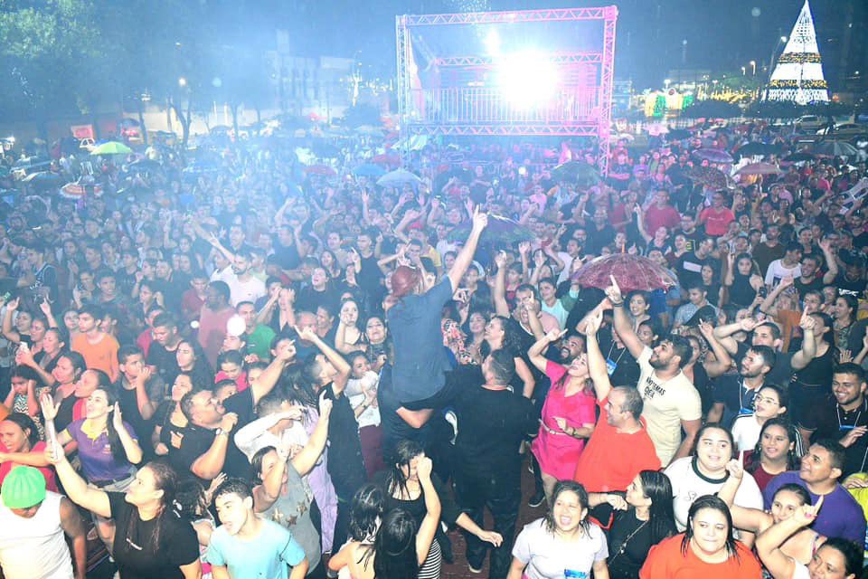 Marigabis01's tweet photo. Chuva de bençãos marcaram a 1ª edição do #MossoróSalELuz. Parabéns a @PrefMossoro em nome do Prefeito @AllysonBezerra_ pela organização. E todos os artistas que se apresentaram. O evento foi uma benção! A Deus toda honra e glória, sempre 😍💙 #Elisac @DaviSacer @bandasomelouvor https://t.co/0yVtw0Fw7D