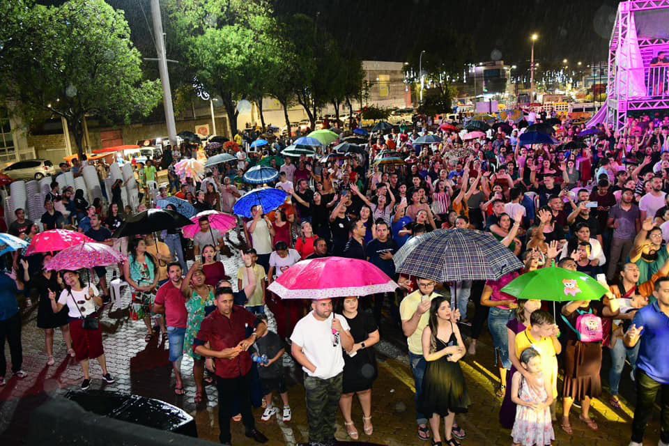 Marigabis01's tweet photo. Chuva de bençãos marcaram a 1ª edição do #MossoróSalELuz. Parabéns a @PrefMossoro em nome do Prefeito @AllysonBezerra_ pela organização. E todos os artistas que se apresentaram. O evento foi uma benção! A Deus toda honra e glória, sempre 😍💙 #Elisac @DaviSacer @bandasomelouvor https://t.co/0yVtw0Fw7D