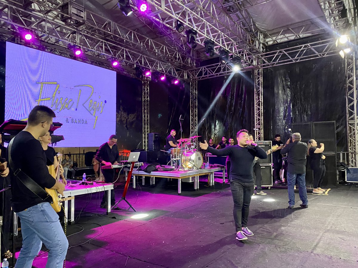Marigabis01's tweet photo. Chuva de bençãos marcaram a 1ª edição do #MossoróSalELuz. Parabéns a @PrefMossoro em nome do Prefeito @AllysonBezerra_ pela organização. E todos os artistas que se apresentaram. O evento foi uma benção! A Deus toda honra e glória, sempre 😍💙 #Elisac @DaviSacer @bandasomelouvor https://t.co/0yVtw0Fw7D
