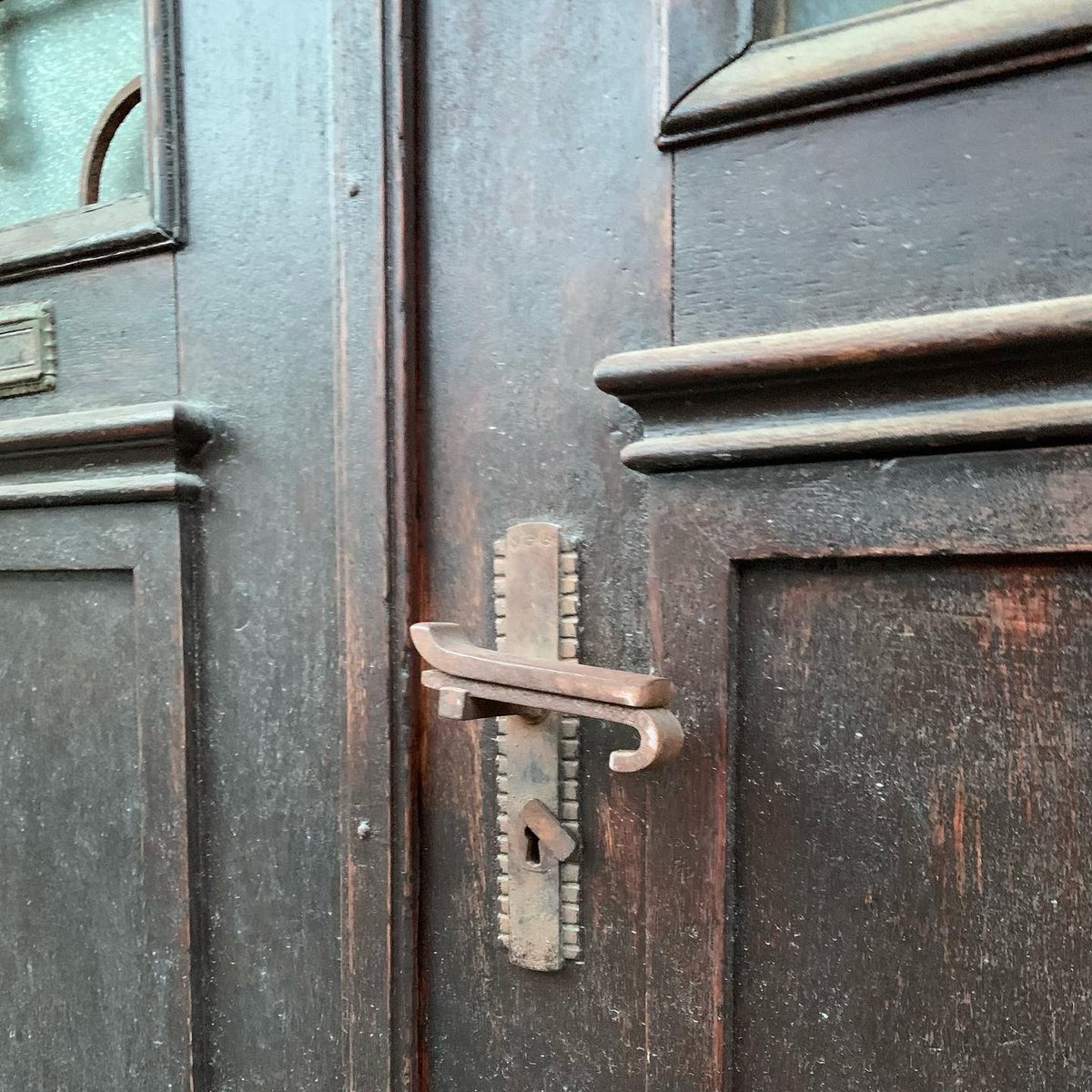 Early Art Deco in Brasov/ Kronstadt, seen in the design of a door, which reminds me more of the Dutch Expressionism rather than Art Deco. It is quite a rare occurrence in this part of Europe. #artdeco #expressionism #dutchexpressionism #door #brasov #kronstadt #saxontransylvania
