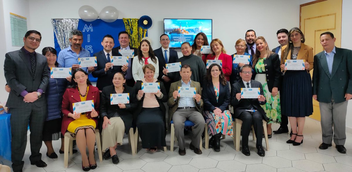 Fapuentess's tweet photo. Acompañamos a los líderes de JAC de La Granja con la edilesa @LinaPinzonAr, donde recibieron un reconocimiento de @PartidoMIRA por la labor desarrollada en el territorio y el servicio a los demás. https://t.co/P356L4BKgM