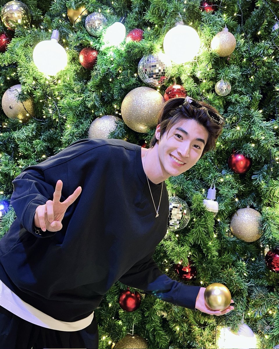 bluepongtiwat_'s tweet photo. All I want for Christmas is you. 🎄☃️ https://t.co/jbITaBspDz