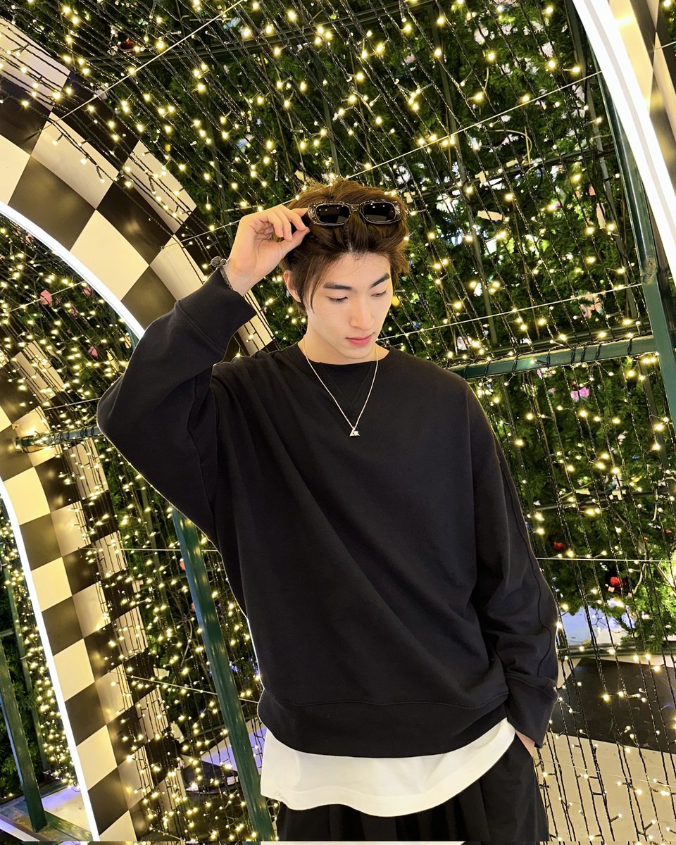 bluepongtiwat_'s tweet photo. All I want for Christmas is you. 🎄☃️ https://t.co/jbITaBspDz