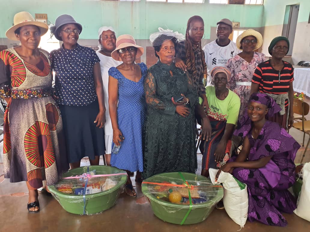 sophietakuva's tweet photo. "A kind gesture can reach a wound that only compassion can heal"

Well done Hamamaoko agriculture market Women's Club ~giving back to our elders in Zvishavane community
Let's spread love &amp; kindness in our communities do something for someone who can never repay back
@awometrust https://t.co/U8xzQByrtU